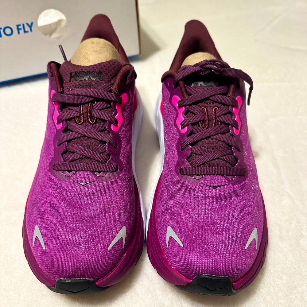 HOKA Arahi 6 Women’s 7B - new in box